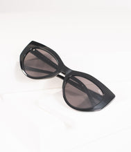 Load image into Gallery viewer, Quay Black Persuasive Cat Eye Sunglasses