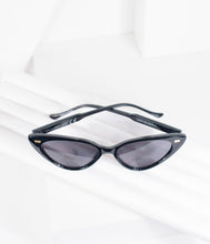 Load image into Gallery viewer, Retro Chic Black Cat Eye Sunglasses